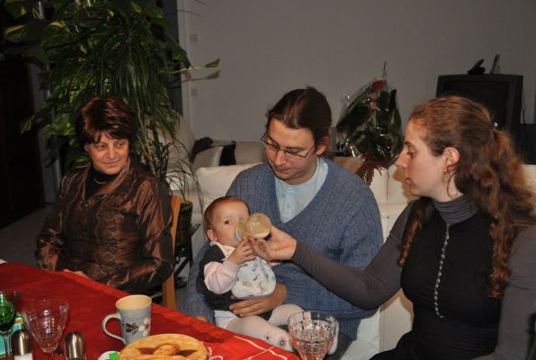 Image redimension&eacute;e Romane dans les bras de Nicolas avec Emilie et Béatrice.JPG 