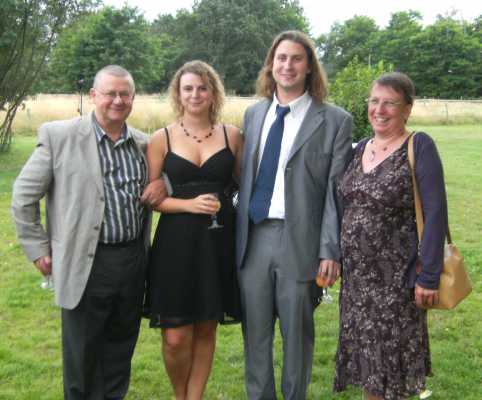 Image redimension&eacute;e juin 2008, Anne et sa famille.JPG 